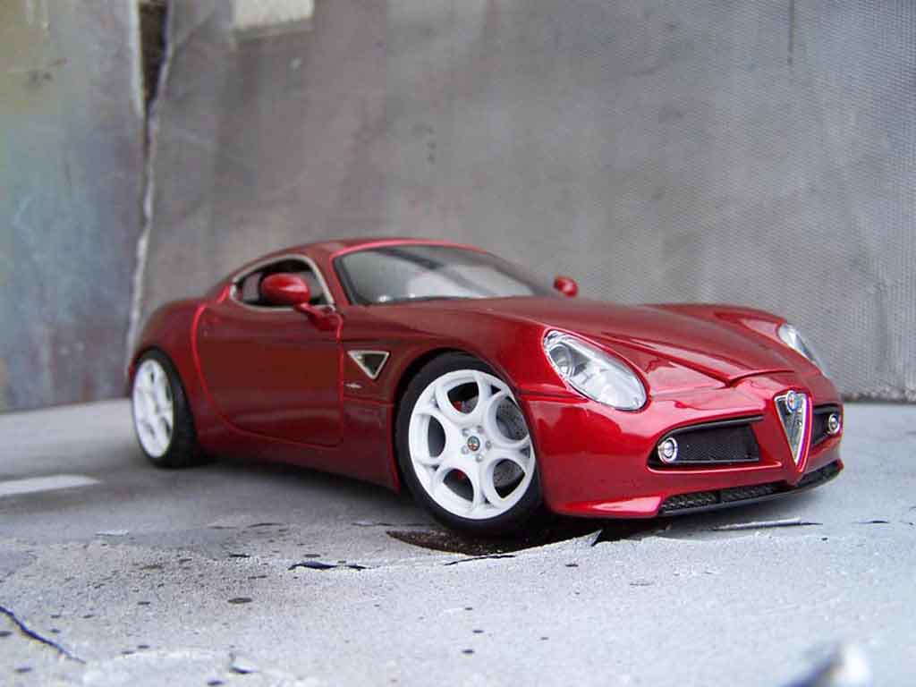 Alfa Romeo 8C Competizione 1/18 Welly Competizione rosso tuning modellino in miniatura