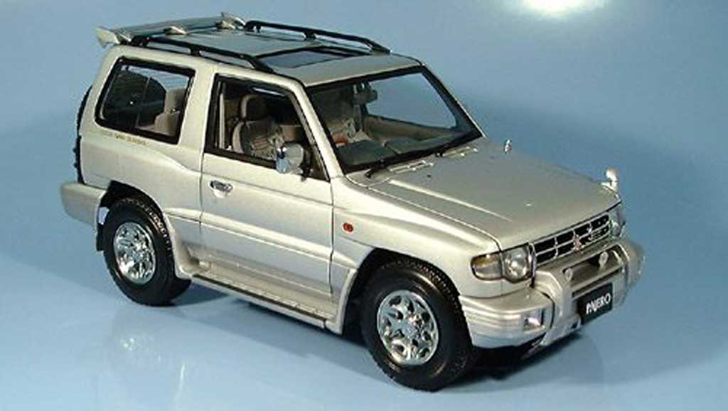 Mitsubishi Pajero 1/18 Autoart swb argent 1998 modellino in miniatura