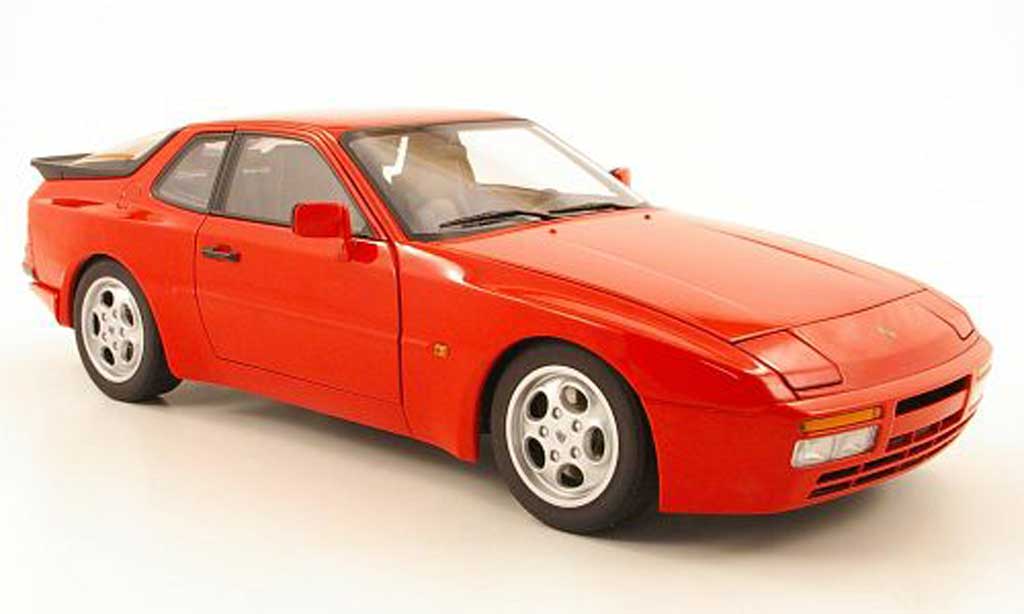 Porsche 944 1985 1/18 Autoart 1985 turbo rosso modellino in miniatura