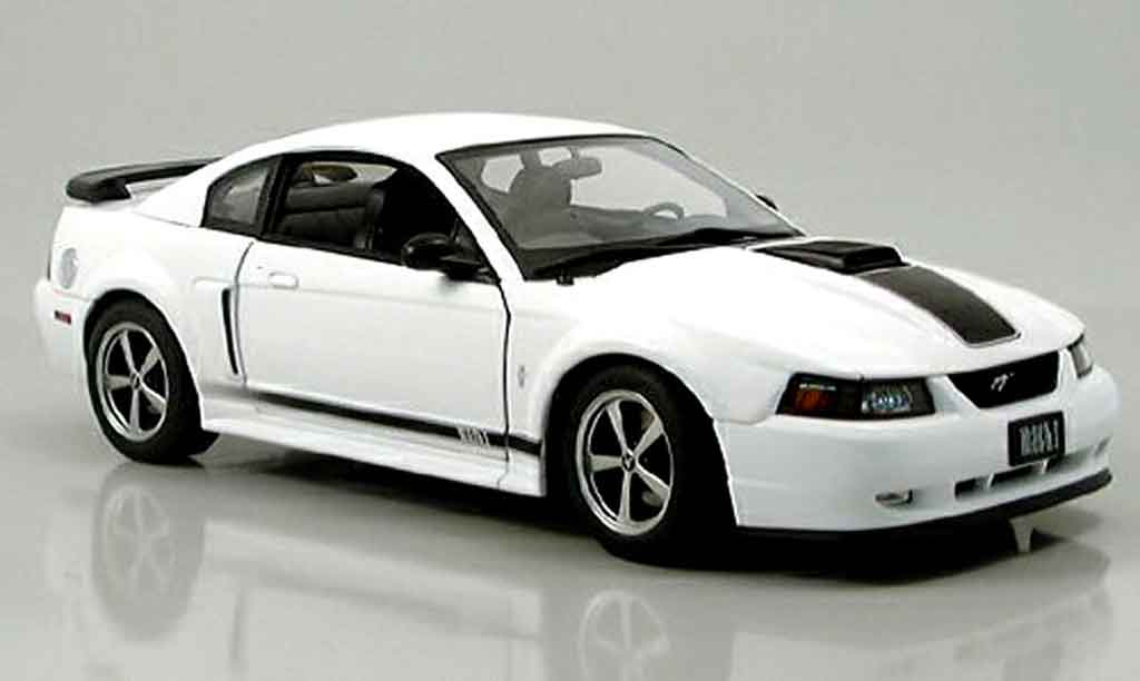 Ford Mustang 2003 1/18 Autoart 2003 mach i bianco modellino in miniatura