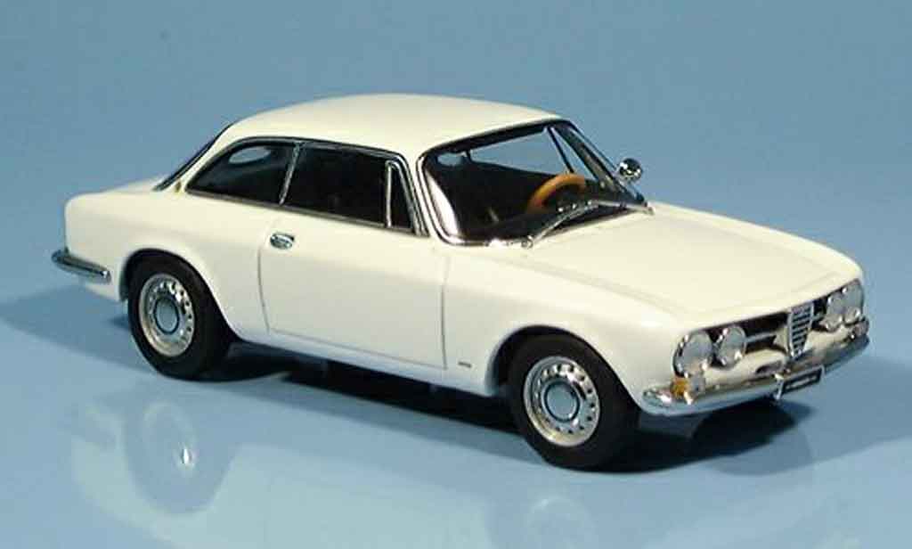 Alfa Romeo 1750 GTV 1/43 Autoart GTV bianco 1967 modellino in miniatura