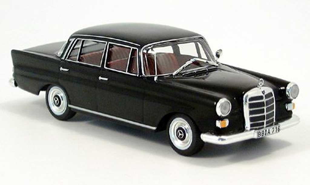 Mercedes 200 1/43 IXO D (W110) nero modellino in miniatura