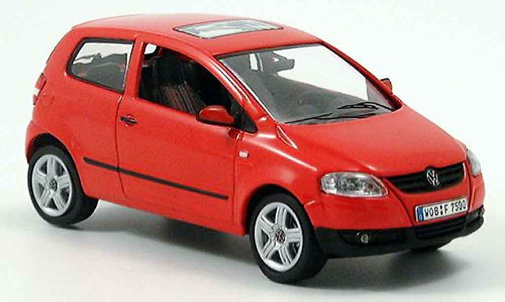Volkswagen Fox 1/43 Schuco rosso avec lenkung 2005 modellino in miniatura