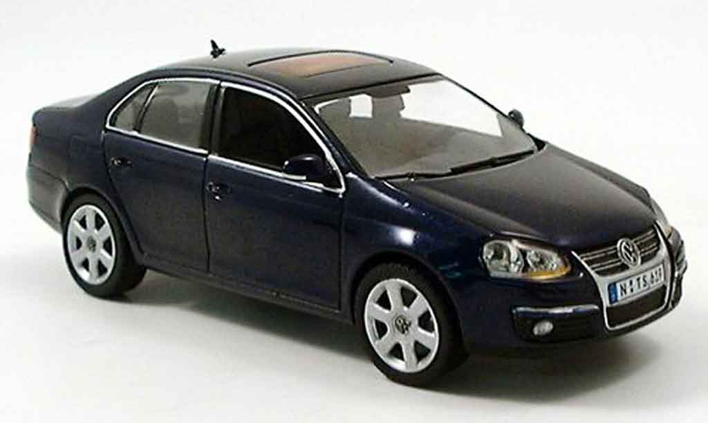 Volkswagen Jetta 1/43 Schuco blu 2005 modellino in miniatura