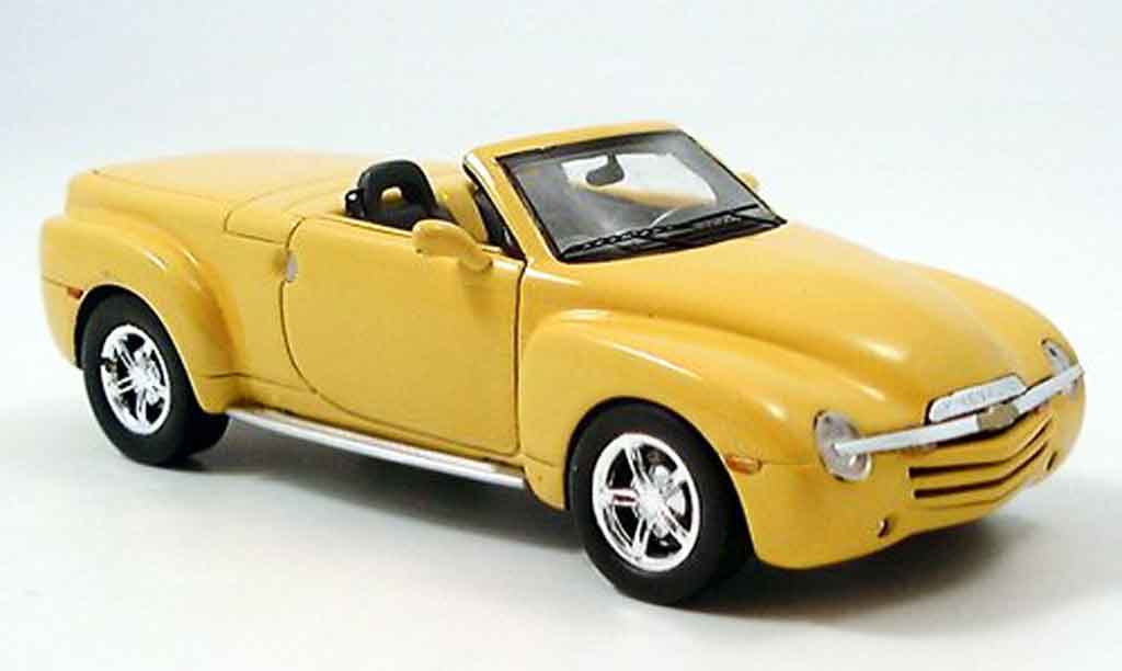 Chevrolet SSR 1/43 Spark giallo 2005 modellino in miniatura