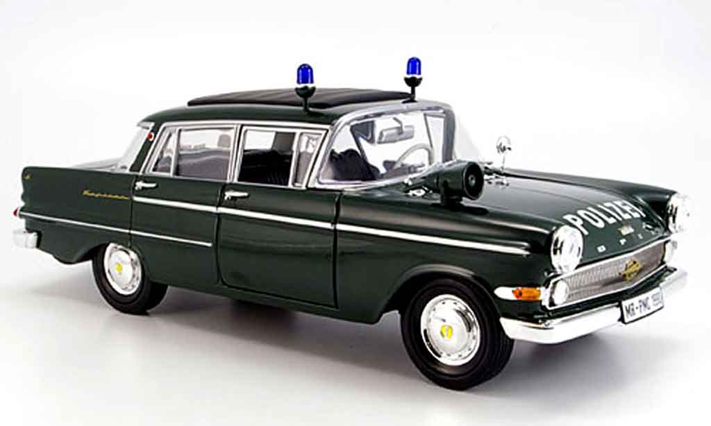 Opel Kapitan 1/18 Revell polizei 1961 modellino in miniatura