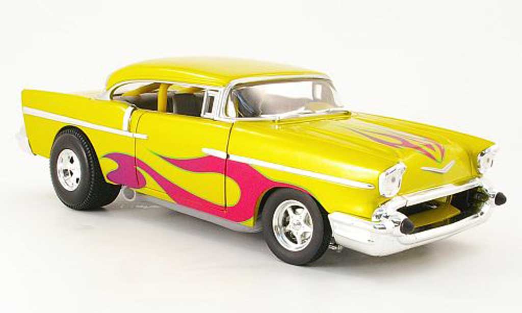 Chevrolet Bel Air 1957 1/18 Hot Wheels 1957 coupe giallo avec flammendekor modellino in miniatura