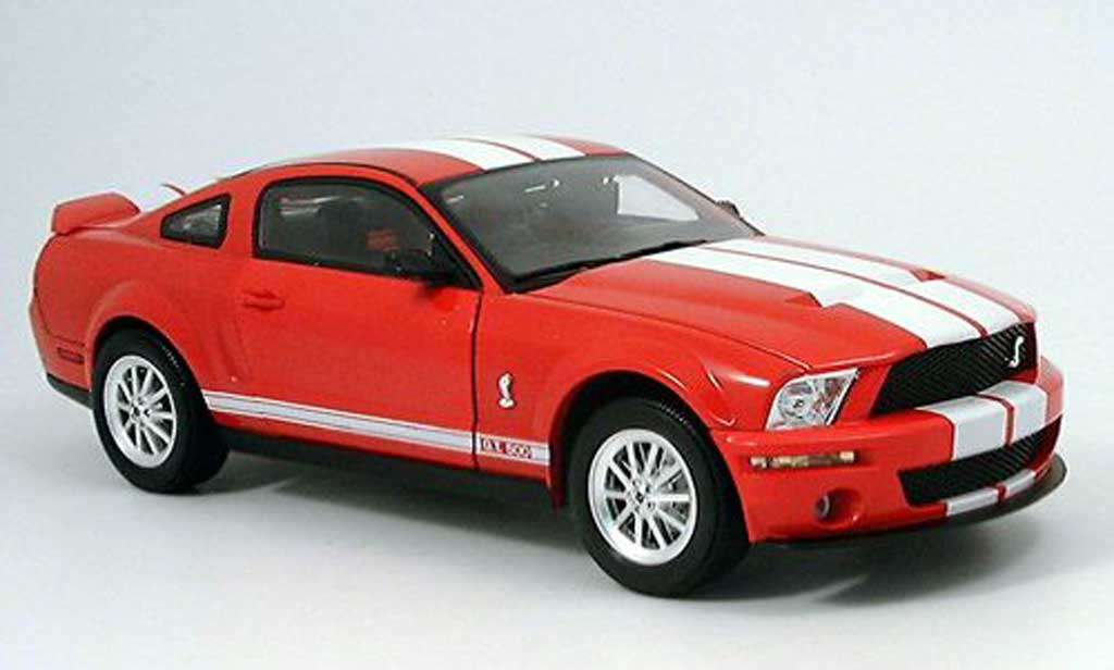 Shelby GT 500 1/18 Shelby Collectibles rosso bianco 2007 modellino in miniatura