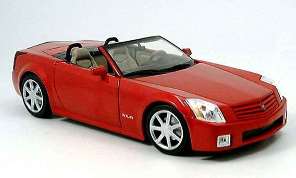 Cadillac XLR 1/18 Hot Wheels roadster rosso modellino in miniatura