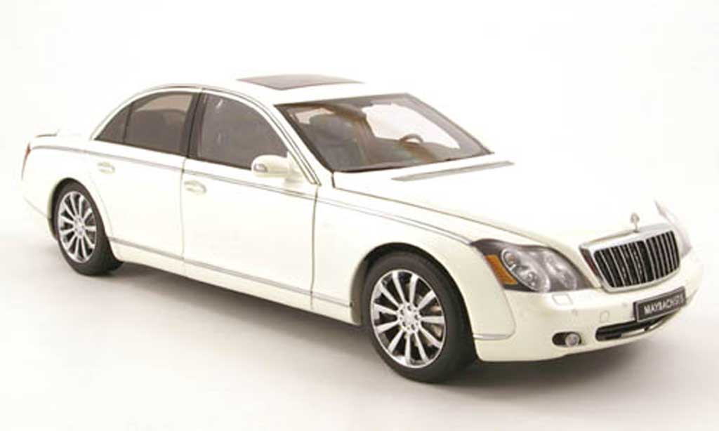 Maybach 57 1/18 Autoart s bianco 2005 modellino in miniatura