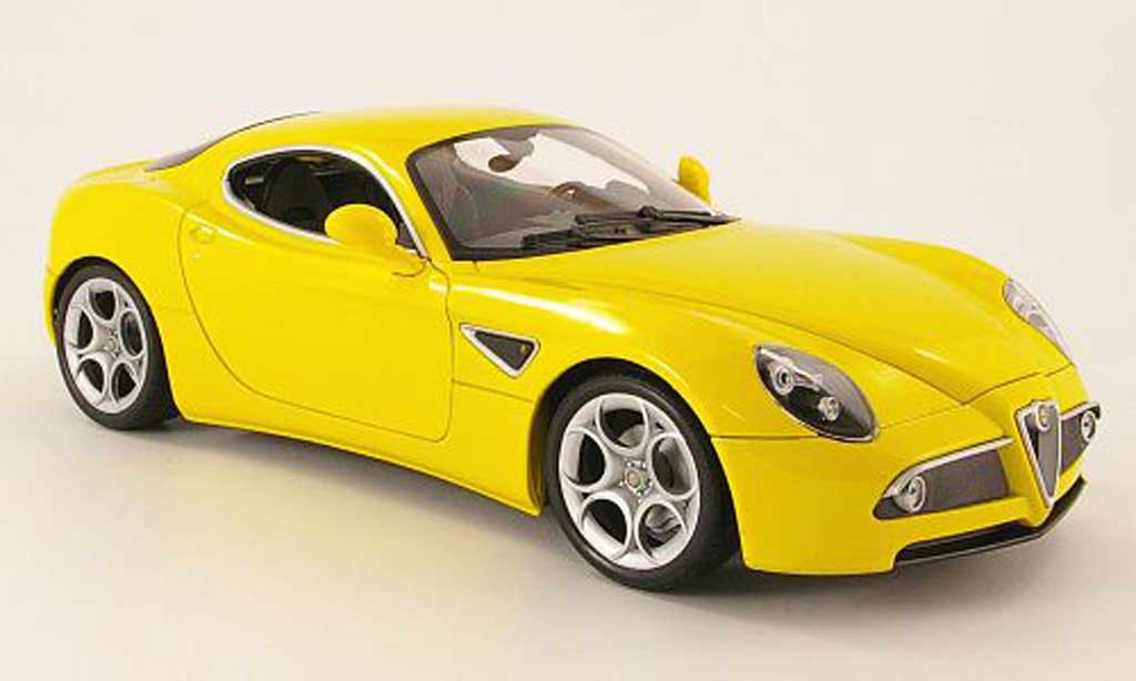 Alfa Romeo 8C Competizione 1/18 Welly Competizione giallo modellino in miniatura