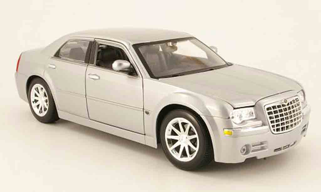 Chrysler 300C 1/18 Maisto grigio clair metallized 2005 modellino in miniatura