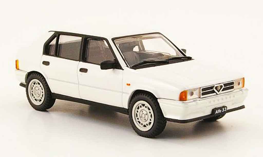 Alfa Romeo 33 1/43 Pego quadrifoglio bianco 1983 modellino in miniatura