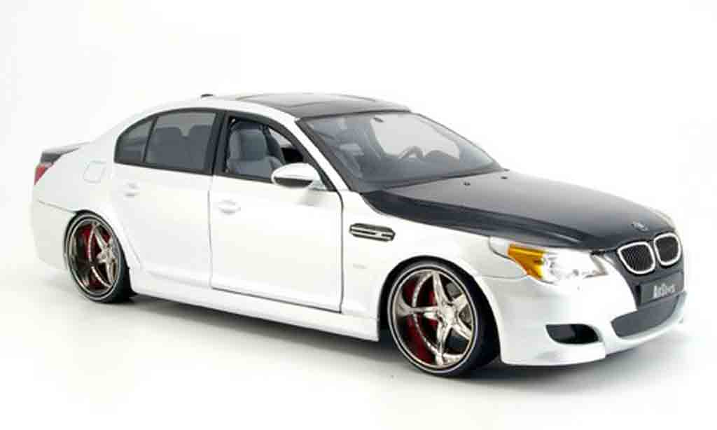 Bmw M5 E60 1/18 Maisto E60 tuning bianco/nero modellino in miniatura