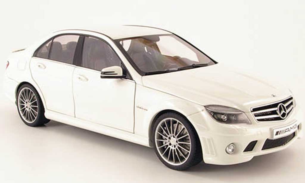 Mercedes Classe C 1/18 Autoart 63 amg bianco 2007 modellino in miniatura
