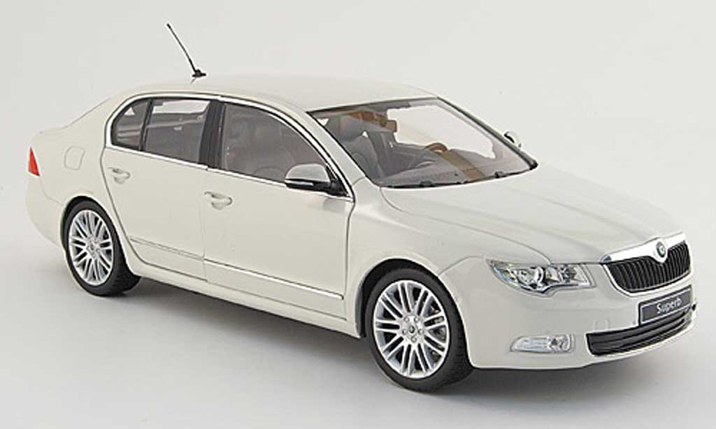 Skoda Superb 2009 1/18 Abrex 2009 ii bianco modellino in miniatura