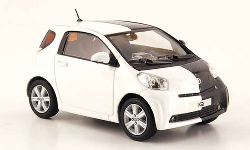 Toyota IQ 1/43 Minichamps bianco nero autosalon genf 2009 modellino in miniatura