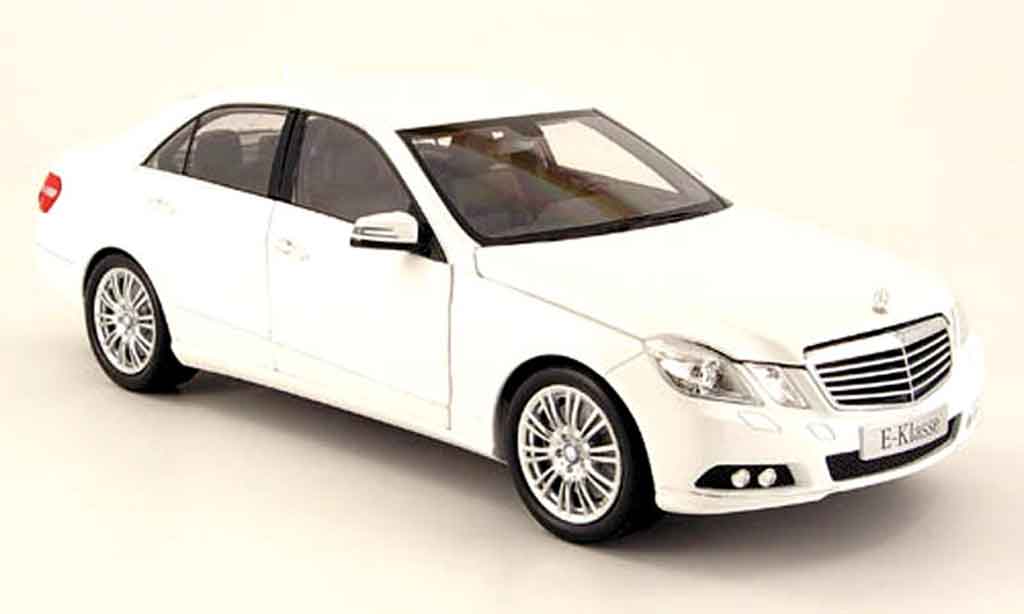 Mercedes Classe E 1/18 Minichamps (w 212) bianco 2009 modellino in miniatura