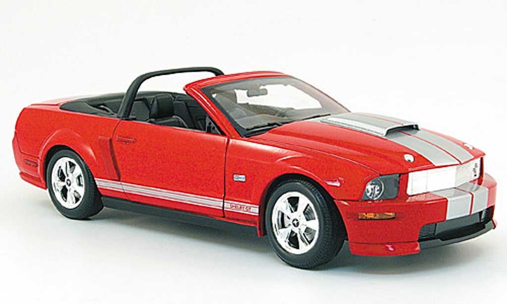 Shelby GT 1/18 Shelby Collectibles cabriolet rosso avec bandes biancos 2008 modellino in miniatura