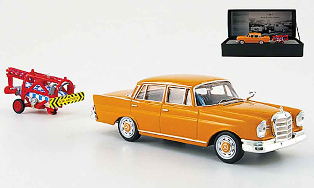 Mercedes 220 1/43 Ixo SE (W 111) avec Raketenantrieb orange 1959 modellino in miniatura