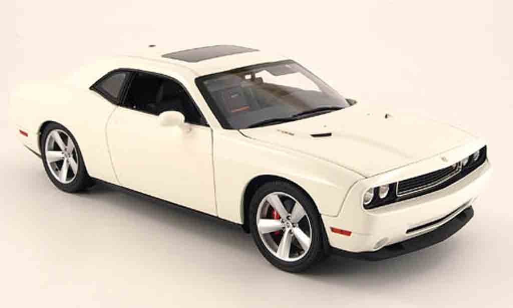 Dodge Challenger 2008 1/18 Highway 61 2008 srt8 bianco modellino in miniatura
