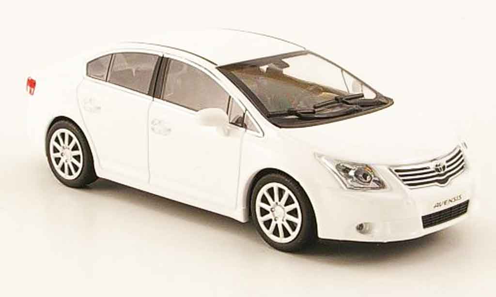 Toyota Avensis 1/43 Minichamps bianco 2009 modellino in miniatura