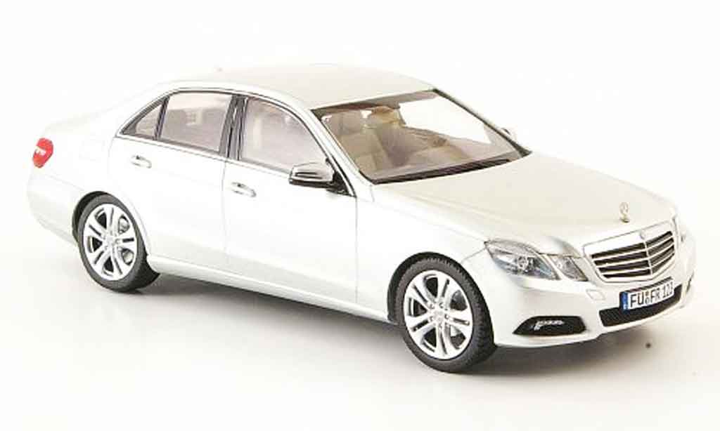 Mercedes Classe E 1/43 Schuco Limousine (W212) Avantgarde grigio metallisee 2009 modellino in miniatura