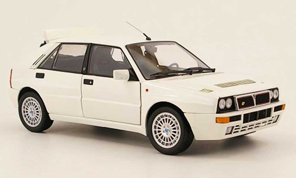Lancia Delta HF Integrale 1/18 Kyosho HF Integrale integrale evoluzione 2 bianco modellino in miniatura