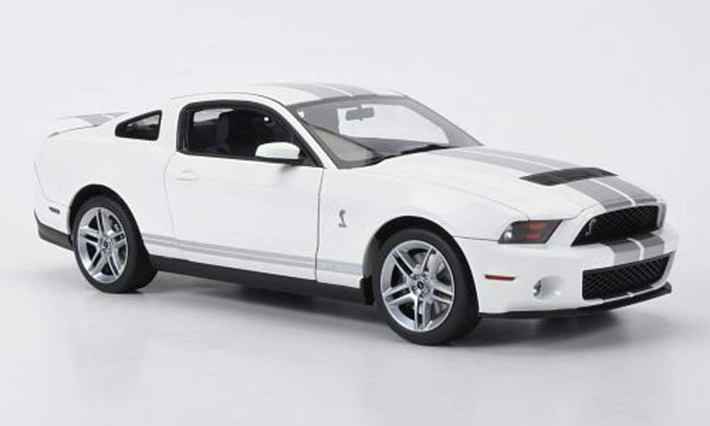 Shelby GT 500 1/18 Autoart bianco mit grigio metalliseenen Streifen 2010 modellino in miniatura
