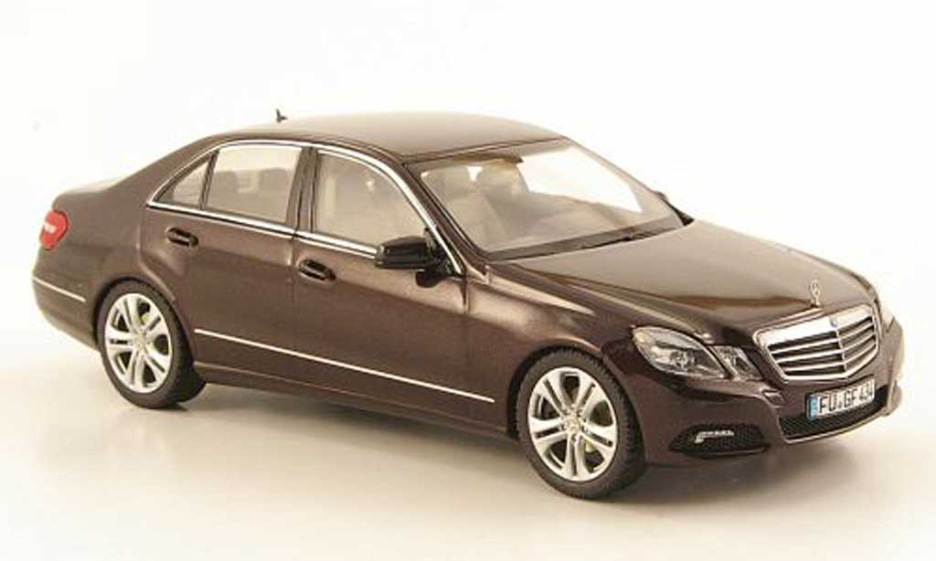 Mercedes Classe E 1/43 Schuco Limousine (W212) marronee Avantgarde modellino in miniatura