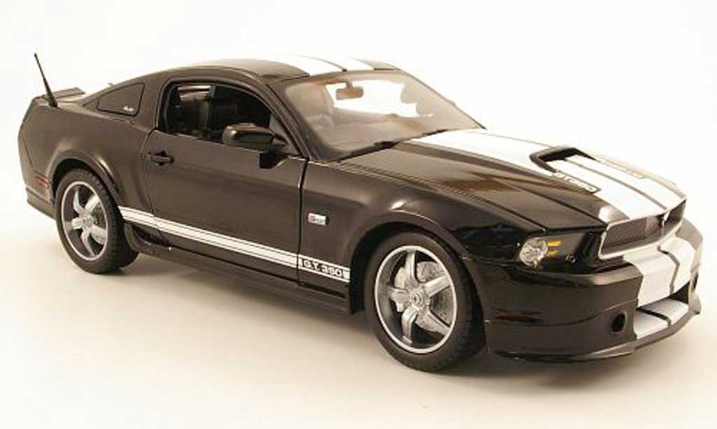 Shelby GT 350 2011 1/18 Shelby Collectibles 2011 nero/bianco modellino in miniatura