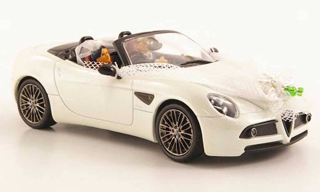 Alfa Romeo 8C 1/43 M4 Spyder bianco Just Married avec 2 Figuren modellino in miniatura