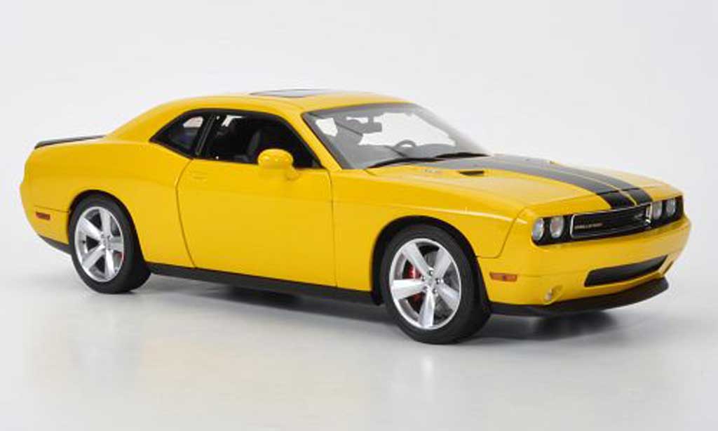 Dodge Challenger 2010 1/18 Highway 61 2010 SRT8 giallo/matt nero modellino in miniatura