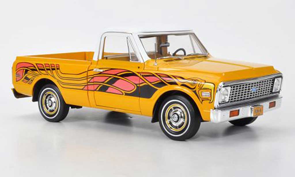 Chevrolet C-10 1/18 Highway 61 Fleetside Pick Up giallo/bianco mit Dekoration 1969 modellino in miniatura
