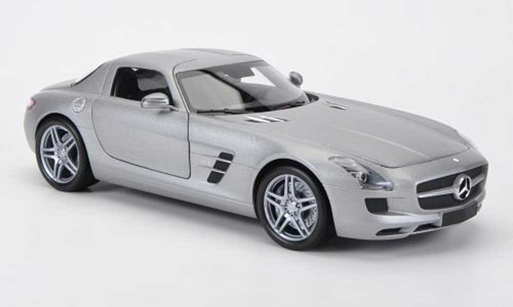 Mercedes SLS 1/18 Minichamps coupe AMG grigio 2010 modellino in miniatura