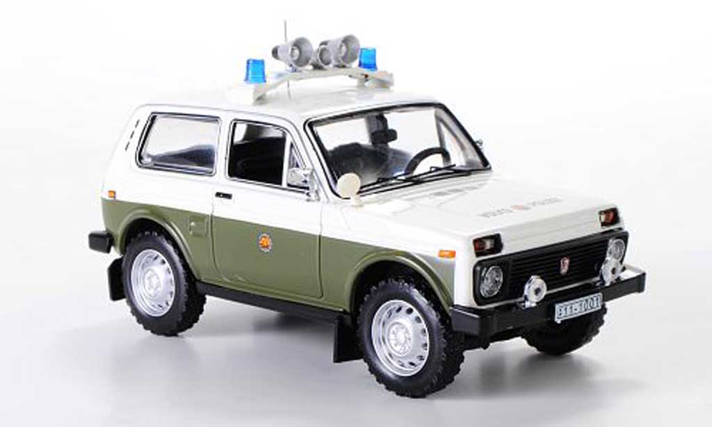 Lada Niva 1/43 IST Models (VAZ2121) Volkspolizei 1978 modellino in miniatura