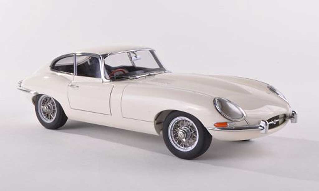 Jaguar E-Type 1961 1/18 Autoart 1961 Coupe serie I 3.8 clair-beige modellino in miniatura