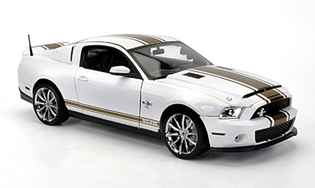 Shelby GT 500 2012 1/18 Shelby Collectibles 2012 Super Snake bianco avec goldenen bandes modellino in miniatura