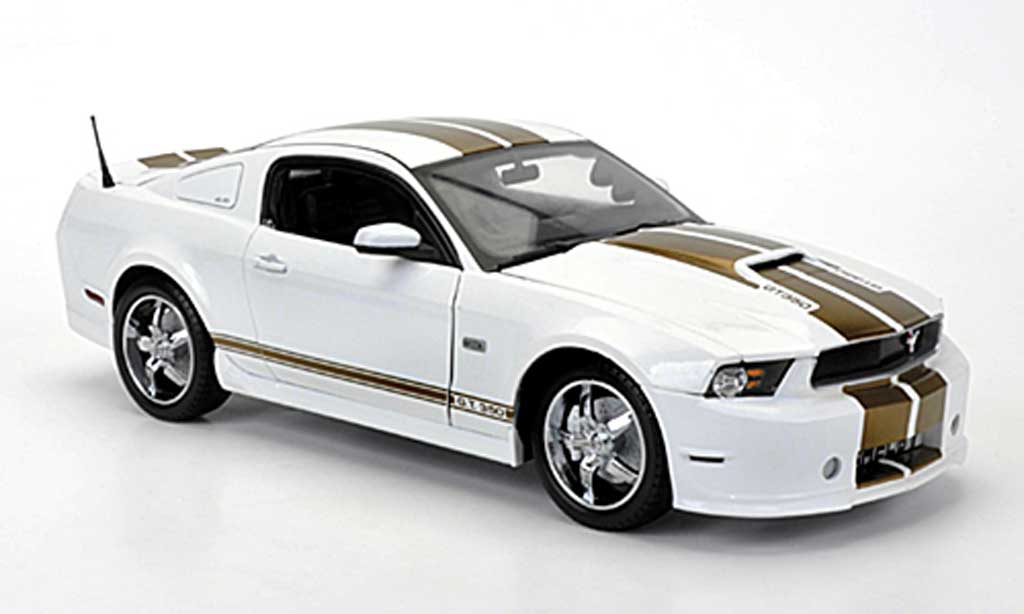 Shelby GT 350 2012 1/18 Shelby Collectibles 2012 bianco avec goldenen bandes modellino in miniatura