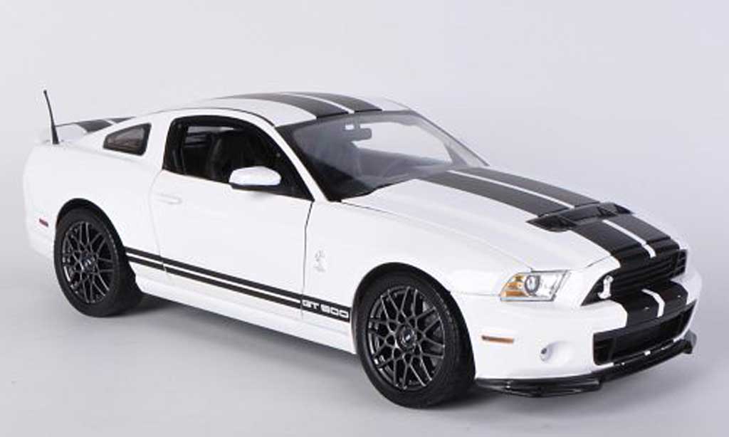 Shelby GT 500 1/18 Shelby Collectibles bianco/mattnero 2013 modellino in miniatura