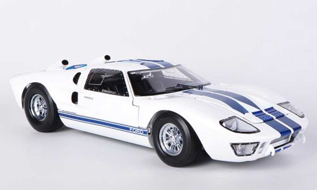 Ford GT40 1/18 Shelby Collectibles GT 40 MkII bianco/blu 1966 modellino in miniatura