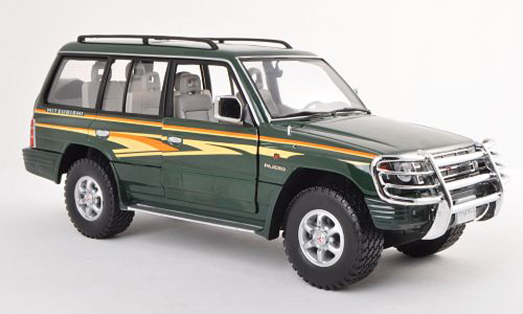 Mitsubishi Pajero 1/18 Sun Star grun avec Rammschutz et Zierstreifen 1998 modellino in miniatura