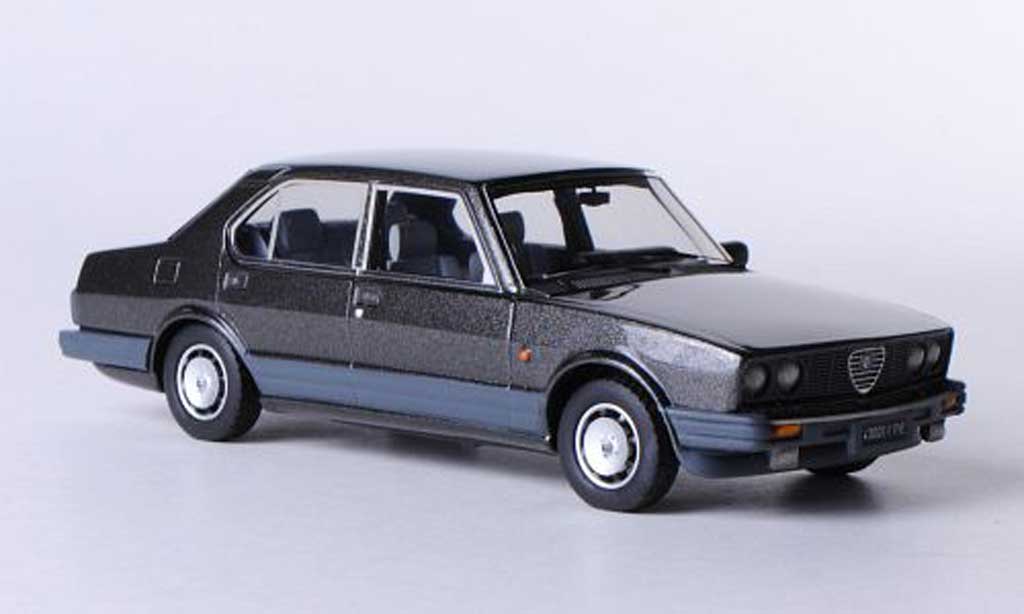 Alfa Romeo Alfetta 2000 1983 1/43 Kess 2000 1983 Quadrifoglio Oro grigio modellino in miniatura