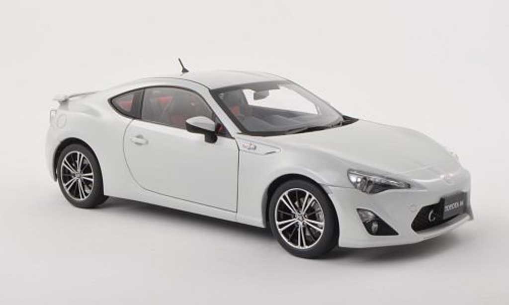Toyota 86 2012 1/18 Autoart 2012 GT Limited (Asian Version/RHD) bianco modellino in miniatura