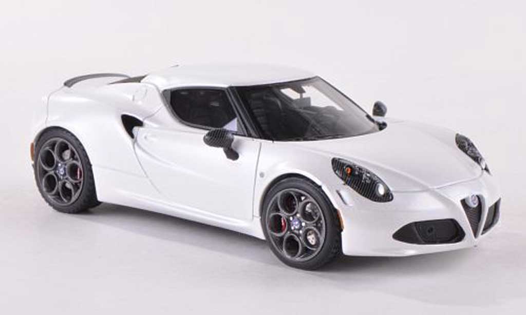 Alfa Romeo 4C 1/43 Look Smart Launch Edition matt-bianco 2013 modellino in miniatura