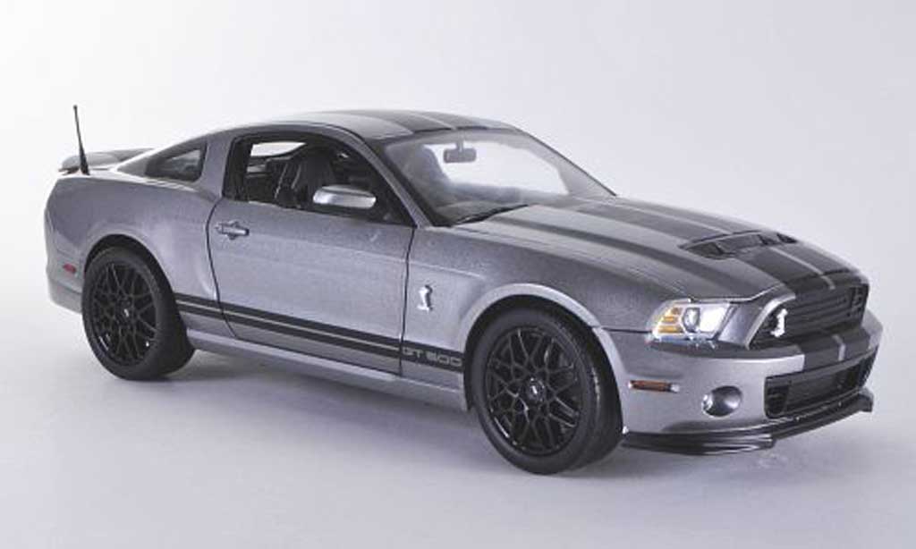 Shelby GT 500 1/18 Shelby Collectibles grigio mit neroen Streifen modellino in miniatura