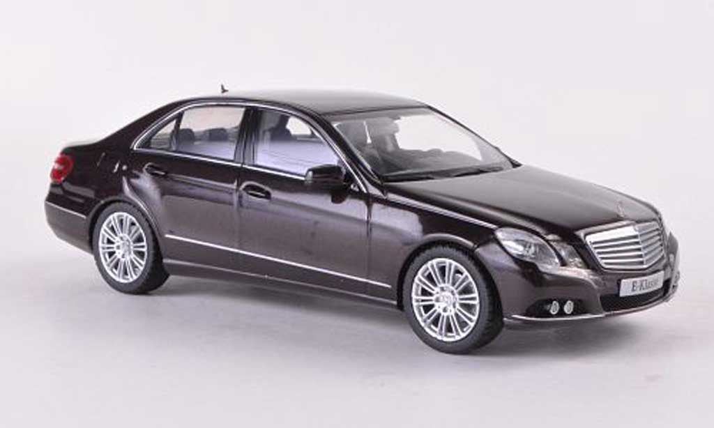 Mercedes Classe E 1/43 Schuco (W212) marroneee 2009 modellino in miniatura