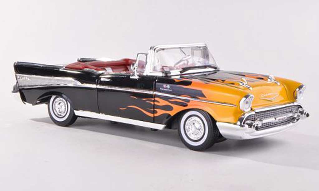 Chevrolet Bel Air 1957 1/18 Motormax 1957 Convertibile nero mit Flammendekor modellino in miniatura