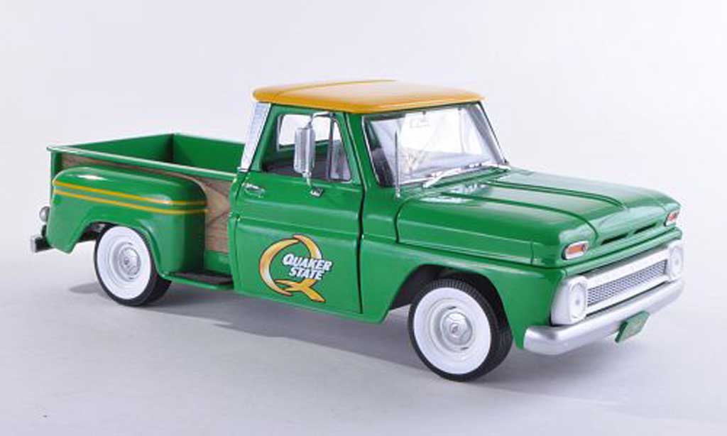 Chevrolet C-10 1/18 Greenlight Stepside Quaker State verde 1965 modellino in miniatura