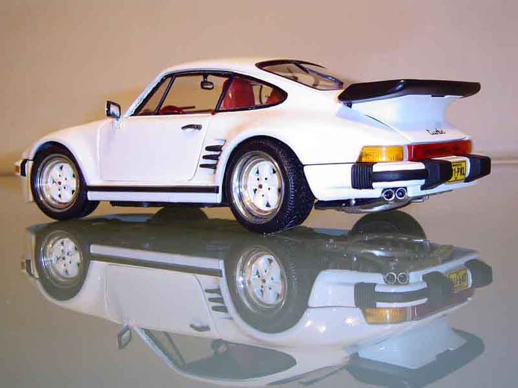 Porsche 930 Turbo 1/18 Revell Flat Nose turbo type modellino in miniatura
